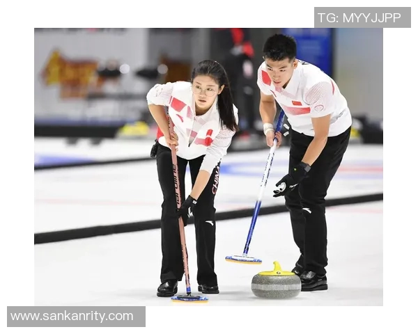 女子冰壶日本队奋勇争先力争佳绩展现冰上风采与团队精神